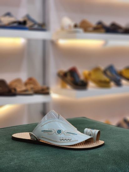 صورة زبيريزبيري وطني مطرز  ارضيه جلد مديل م 17